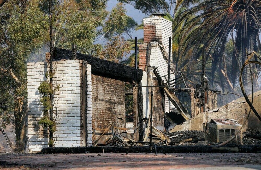 Incendiu puternic de vegetaţie în Malibu. Dick Van Dyke şi Cher, printre miile de persoane care fug din calea focului - Imaginea 15