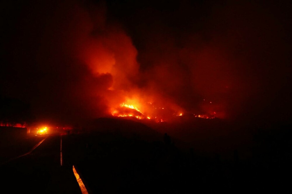 Incendiu puternic de vegetaţie în Malibu. Dick Van Dyke şi Cher, printre miile de persoane care fug din calea focului - Imaginea 16