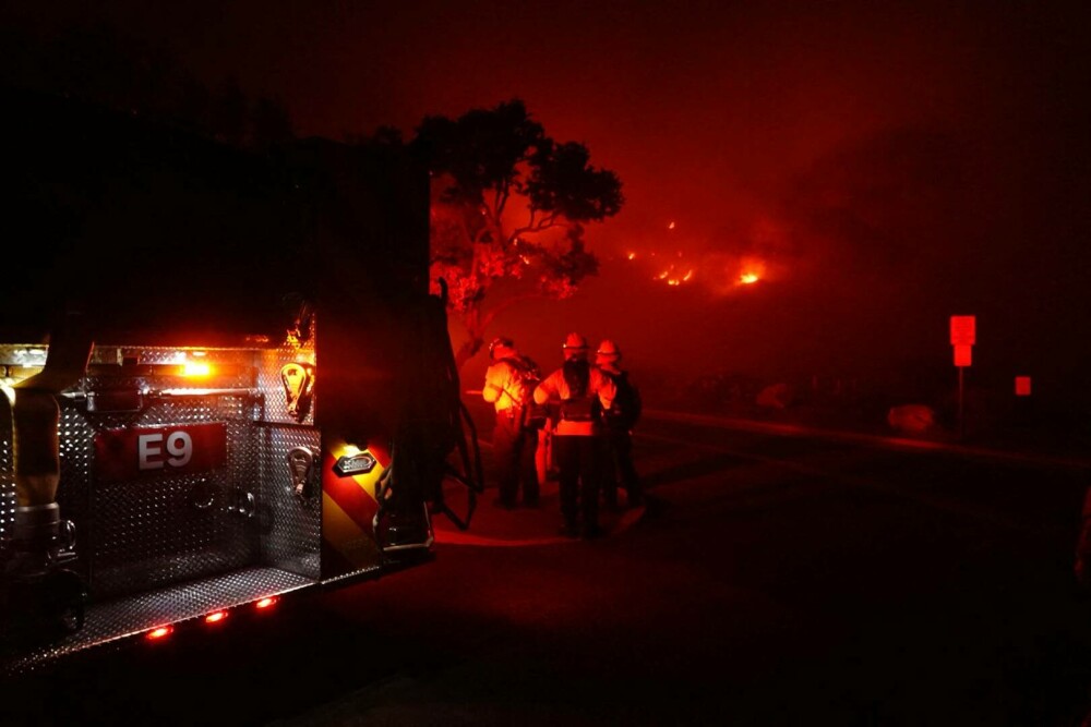 Incendiu puternic de vegetaţie în Malibu. Dick Van Dyke şi Cher, printre miile de persoane care fug din calea focului - Imaginea 17