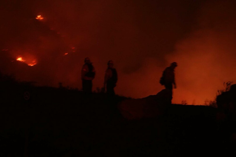 Incendiu puternic de vegetaţie în Malibu. Dick Van Dyke şi Cher, printre miile de persoane care fug din calea focului - Imaginea 18