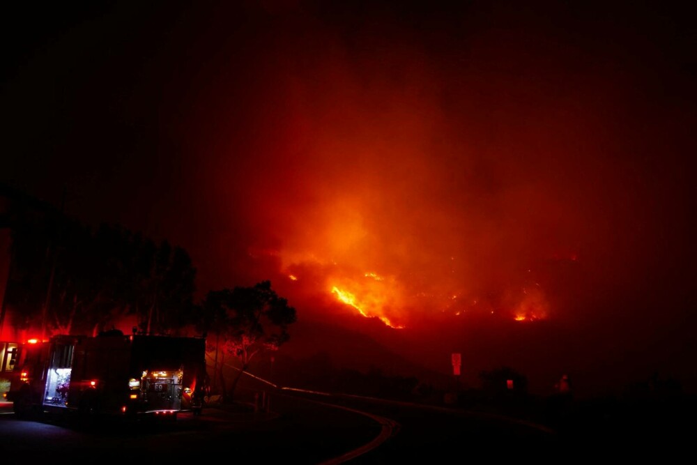 Incendiu puternic de vegetaţie în Malibu. Dick Van Dyke şi Cher, printre miile de persoane care fug din calea focului - Imaginea 19