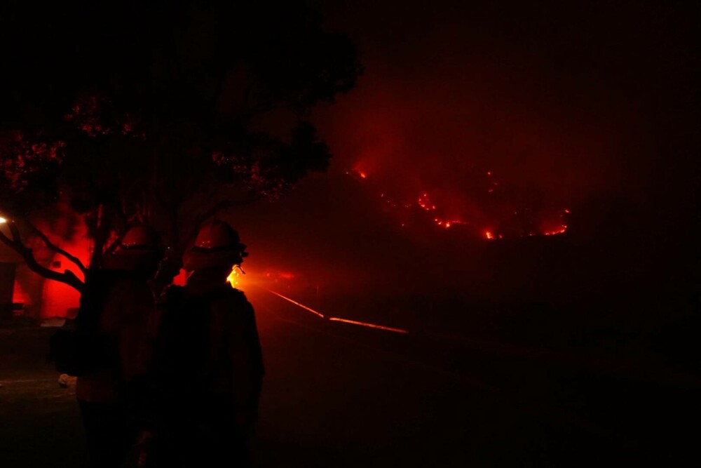 Incendiu puternic de vegetaţie în Malibu. Dick Van Dyke şi Cher, printre miile de persoane care fug din calea focului - Imaginea 20