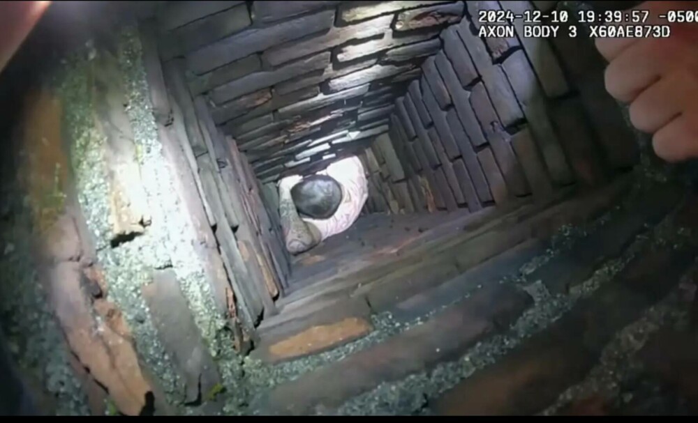 Un bărbat care fugea de poliție a rămas blocat într-un horn. „Manevră inspirată de Moș Crăciun”. VIDEO - Imaginea 1