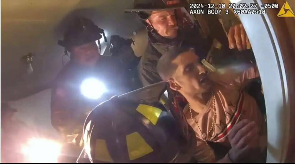 Un bărbat care fugea de poliție a rămas blocat într-un horn. „Manevră inspirată de Moș Crăciun”. VIDEO - Imaginea 2