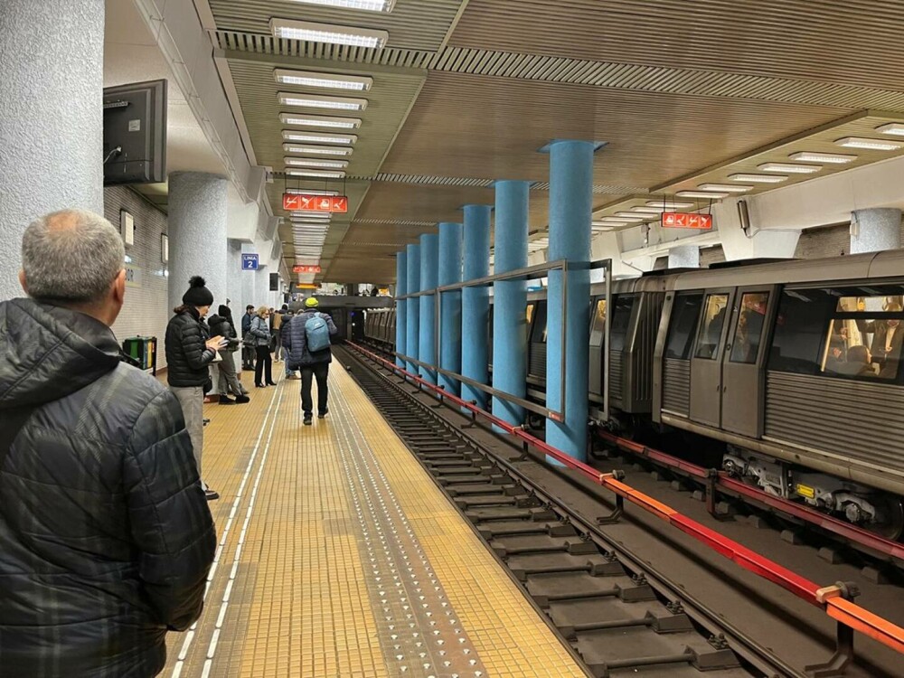 Probleme în București, la linia de metrou M1. Trenurile circulă cu dificultate. Care este motivul | FOTO & VIDEO - Imaginea 3