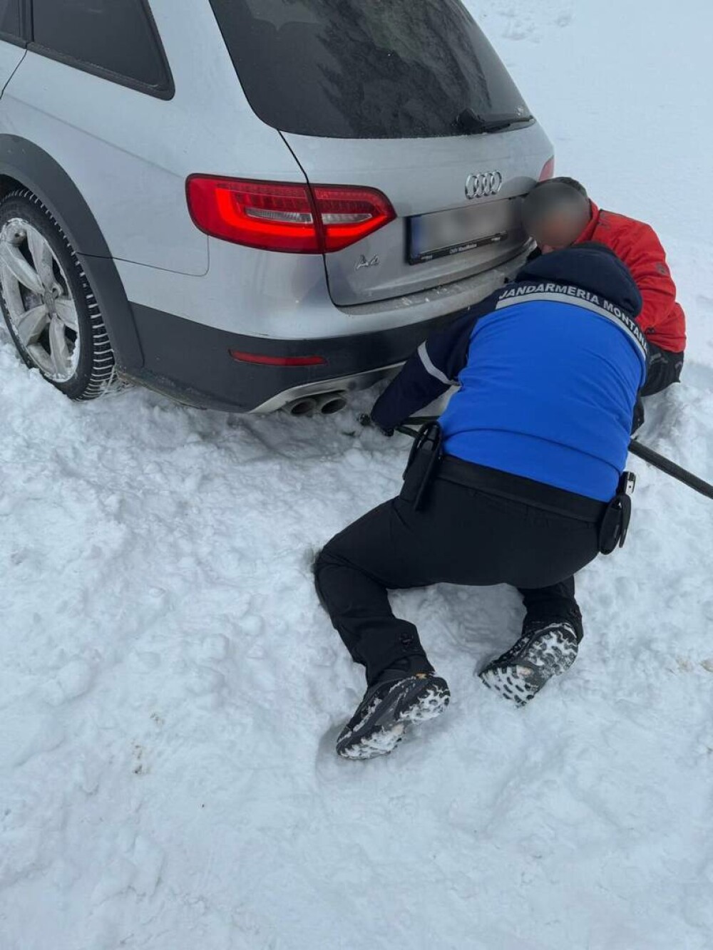 Şase turişti, între care şi doi copii, scoşi din nămeţi de jandarmi. Au rămas înzăpeziţi în Vârful Cozia - Imaginea 1