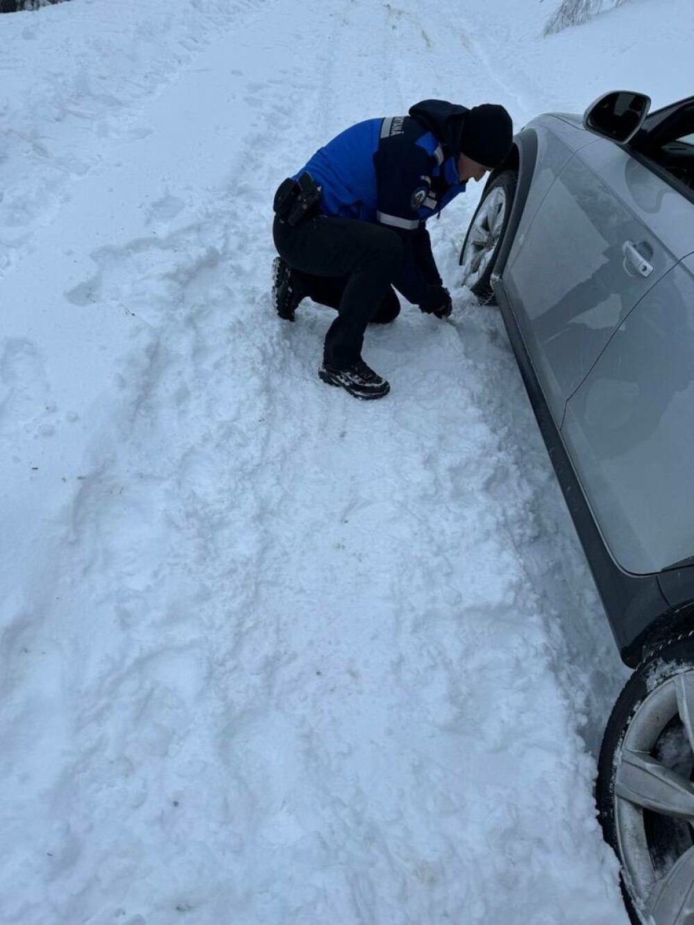 Şase turişti, între care şi doi copii, scoşi din nămeţi de jandarmi. Au rămas înzăpeziţi în Vârful Cozia - Imaginea 2