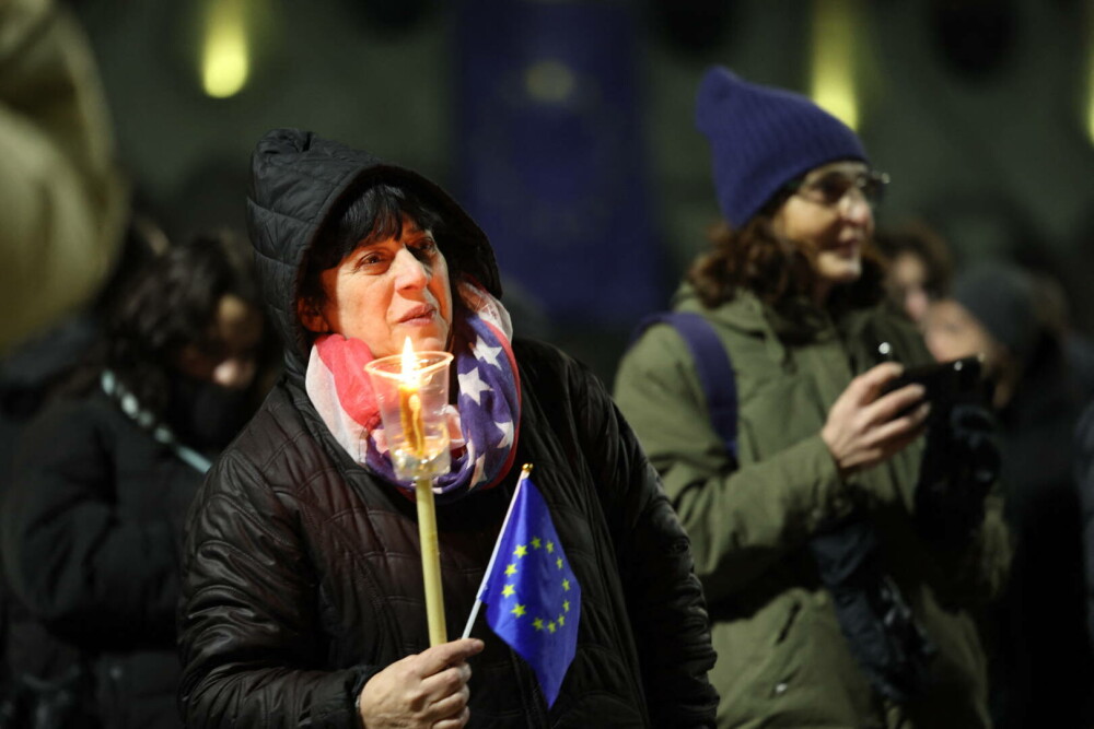 Mii de manifestanţi pro-UE s-au reunit din nou Georgia. Au organizat marşuri în aproximativ zece locuri din capitală - Imaginea 1