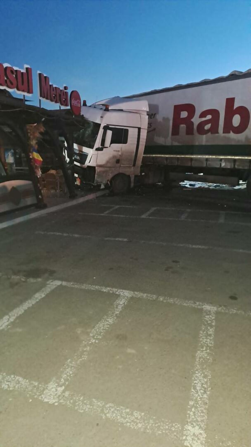 Un camion a intrat într-un restaurant, în Buzău. Ce s-a întâmplat cu șoferul - Imaginea 1