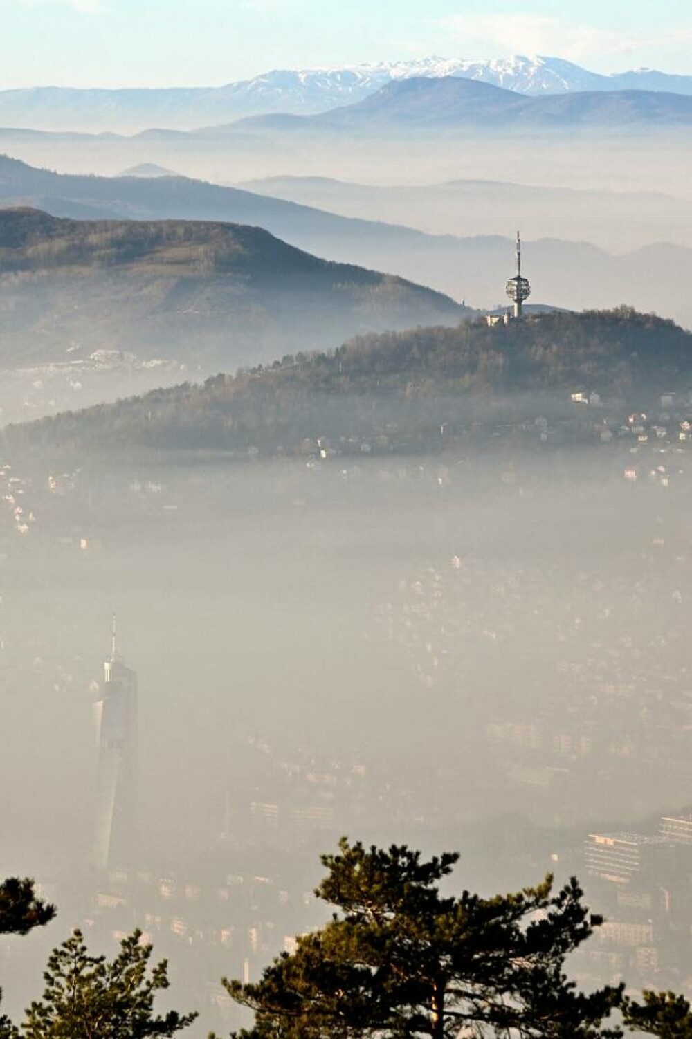 Locuitorii unei capitale din Europa, sfătuiți să nu iasă din case. Ce se întâmplă pe străzi. GALERIE FOTO - Imaginea 5