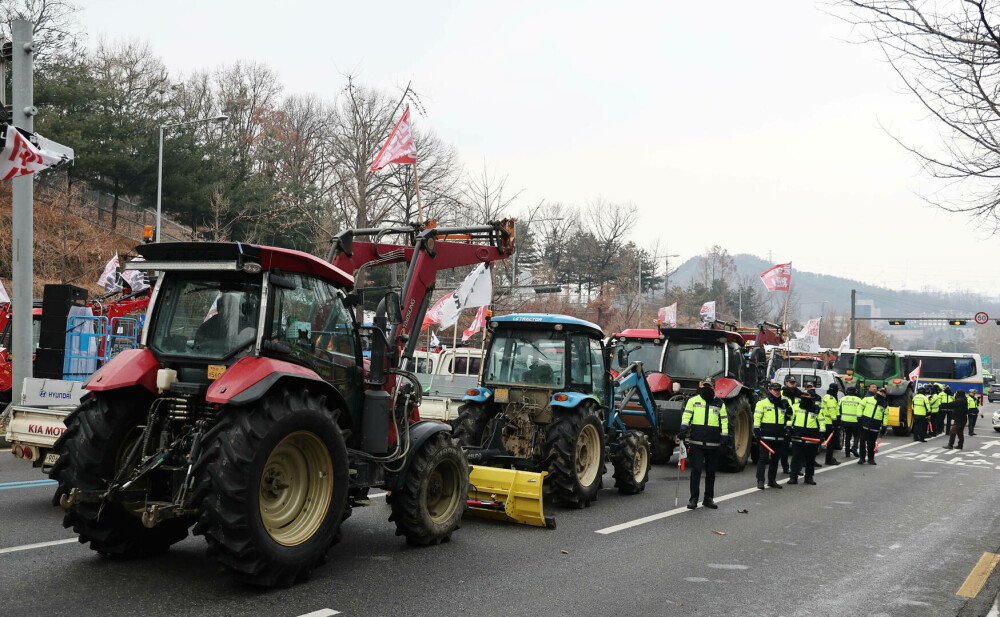 Poliţia din Coreea de Sud blochează un protest al tractoriştilor care încercau să ajungă la reşedinţa preşedintelui. FOTO - Imaginea 1