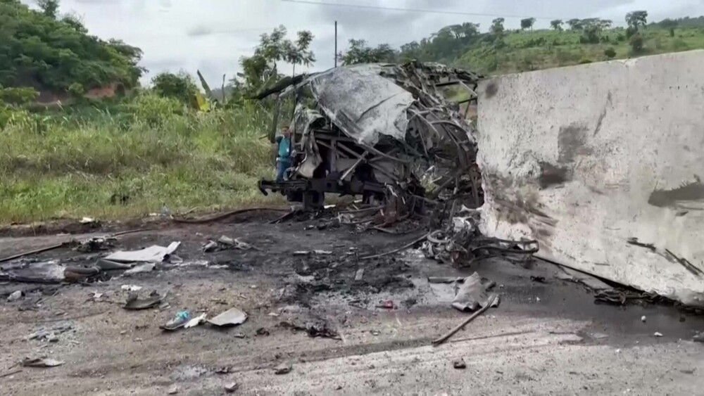 VIDEO. Tragedie în Brazilia. Cel mai grav accident rutier din ultimii 17 ani: 38 de oameni aflați într-un autocar au murit - Imaginea 1