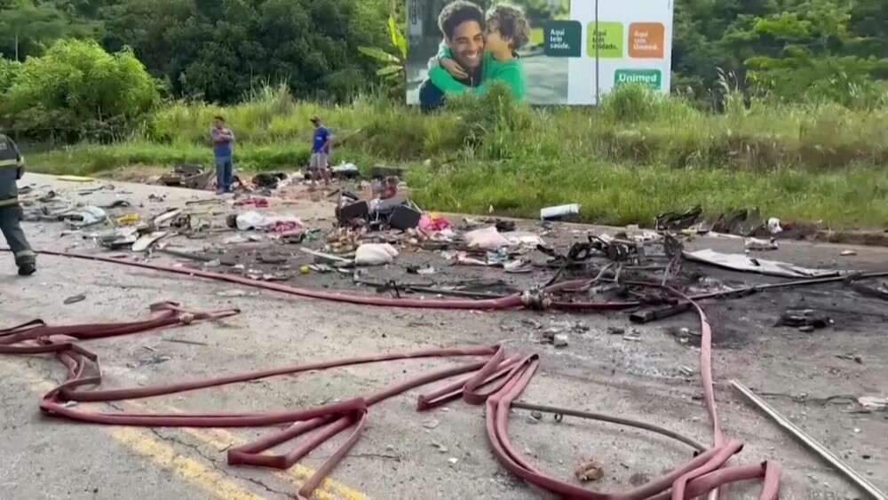 VIDEO. Tragedie în Brazilia. Cel mai grav accident rutier din ultimii 17 ani: 38 de oameni aflați într-un autocar au murit - Imaginea 2