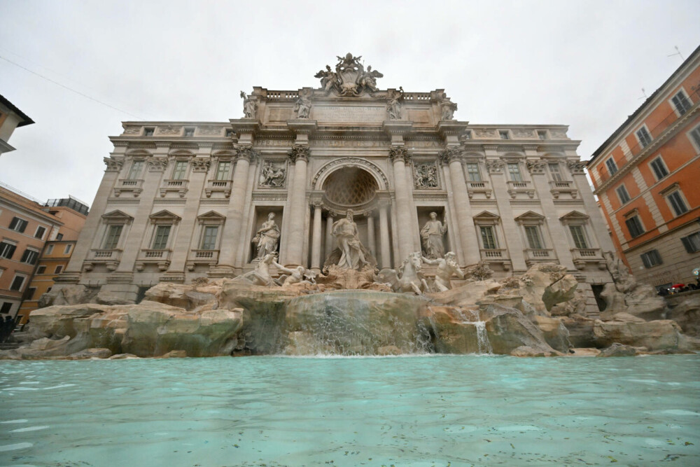 FOTO. Cum arată Fontana di Trevi după renovare. A fost redeschisă, dar numărul vizitatorilor este limitat - Imaginea 1