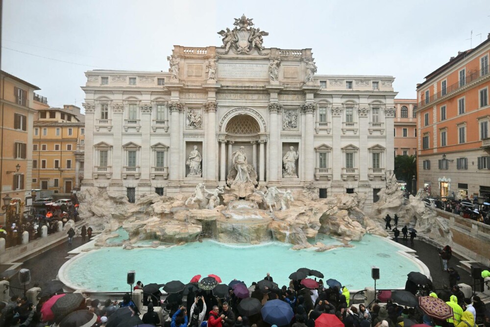 FOTO. Cum arată Fontana di Trevi după renovare. A fost redeschisă, dar numărul vizitatorilor este limitat - Imaginea 2