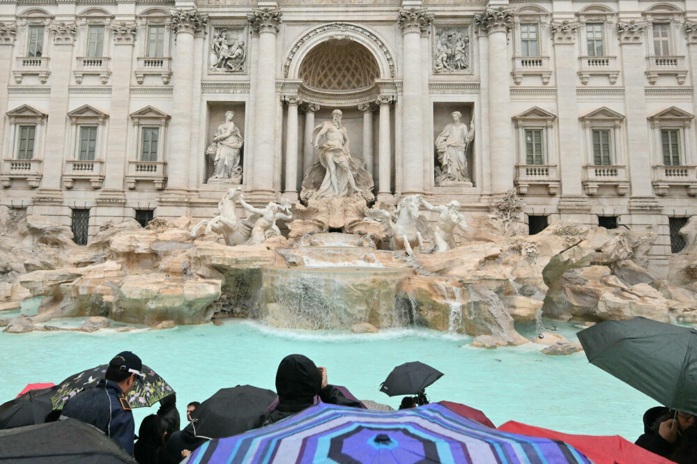 FOTO. Cum arată Fontana di Trevi după renovare. A fost redeschisă, dar numărul vizitatorilor este limitat - Imaginea 3