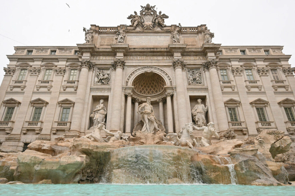 FOTO. Cum arată Fontana di Trevi după renovare. A fost redeschisă, dar numărul vizitatorilor este limitat - Imaginea 4