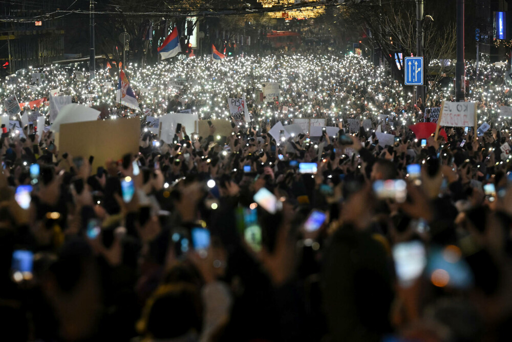 Zeci de mii de oameni au ieșit în stradă la Belgrad. Proteste față de liderii Serbiei, după tragedia din gara Novi Sad - Imaginea 1