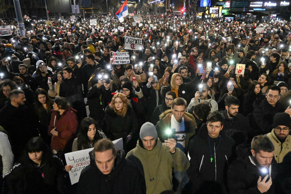 Zeci de mii de oameni au ieșit în stradă la Belgrad. Proteste față de liderii Serbiei, după tragedia din gara Novi Sad - Imaginea 3