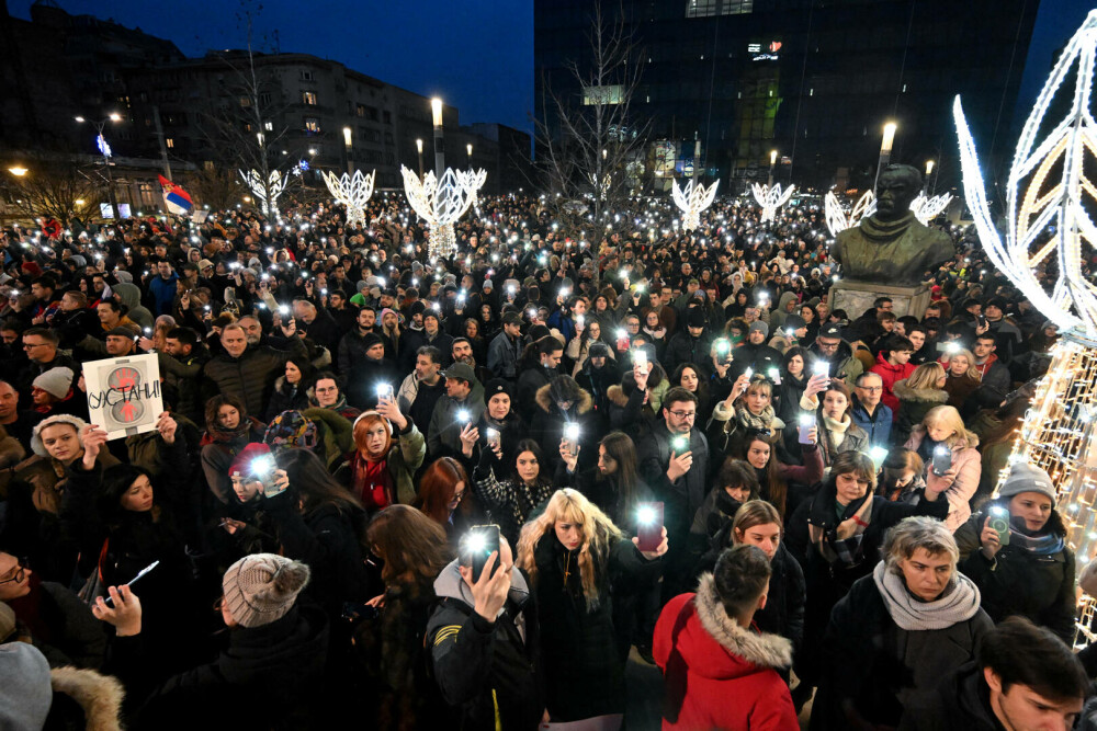 Zeci de mii de oameni au ieșit în stradă la Belgrad. Proteste față de liderii Serbiei, după tragedia din gara Novi Sad - Imaginea 4