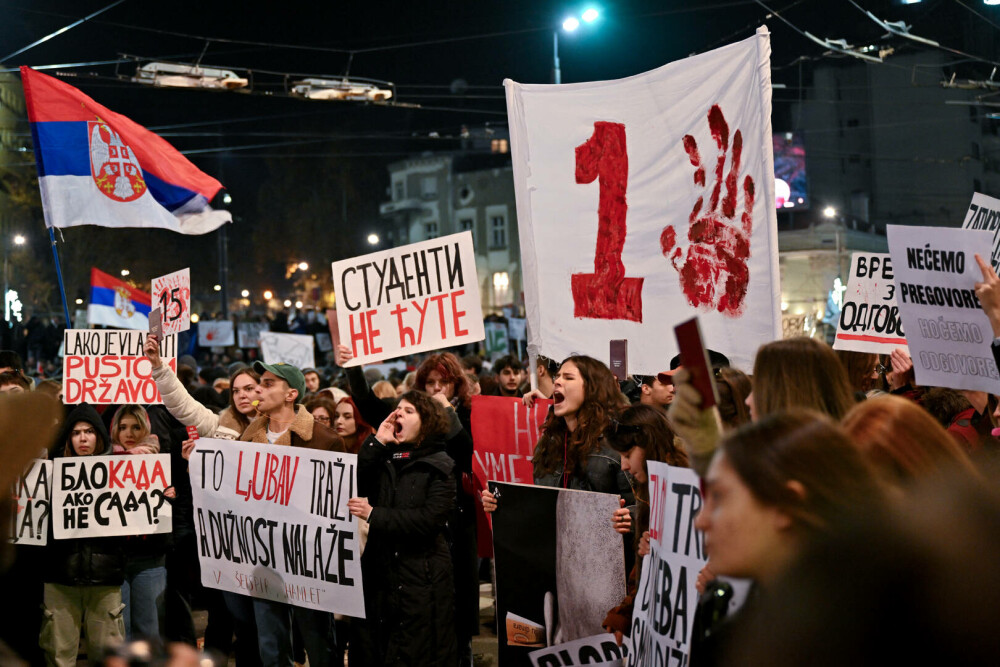 Zeci de mii de oameni au ieșit în stradă la Belgrad. Proteste față de liderii Serbiei, după tragedia din gara Novi Sad - Imaginea 5