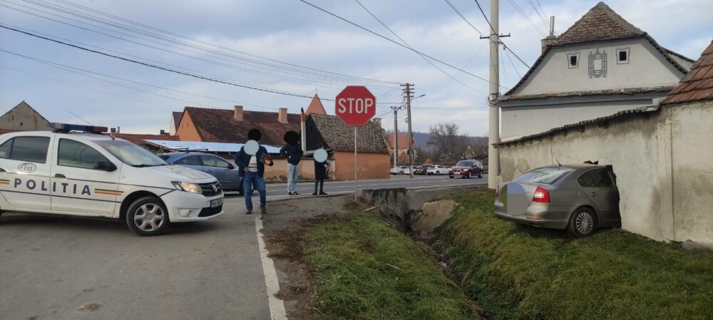 Un brașovean de 71 de ani a intrat cu mașina în peretele unui imobil, pe DN1. Soția sa a ajuns la spital. FOTO - Imaginea 1