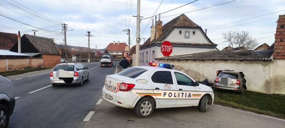 Un brașovean de 71 de ani a intrat cu mașina în peretele unui imobil, pe DN1. Soția sa a ajuns la spital. FOTO - Imaginea 2