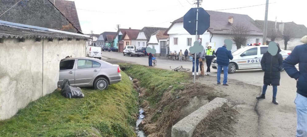 Un brașovean de 71 de ani a intrat cu mașina în peretele unui imobil, pe DN1. Soția sa a ajuns la spital. FOTO - Imaginea 3