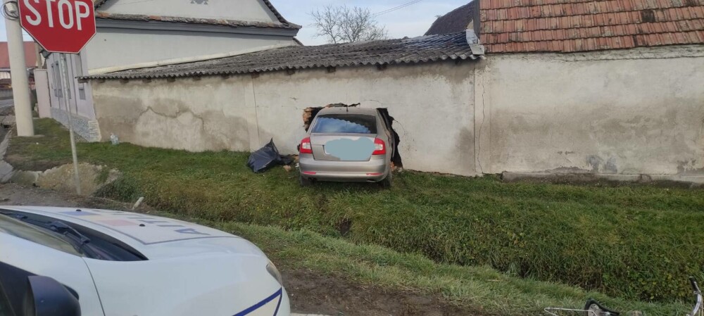 Un brașovean de 71 de ani a intrat cu mașina în peretele unui imobil, pe DN1. Soția sa a ajuns la spital. FOTO - Imaginea 4