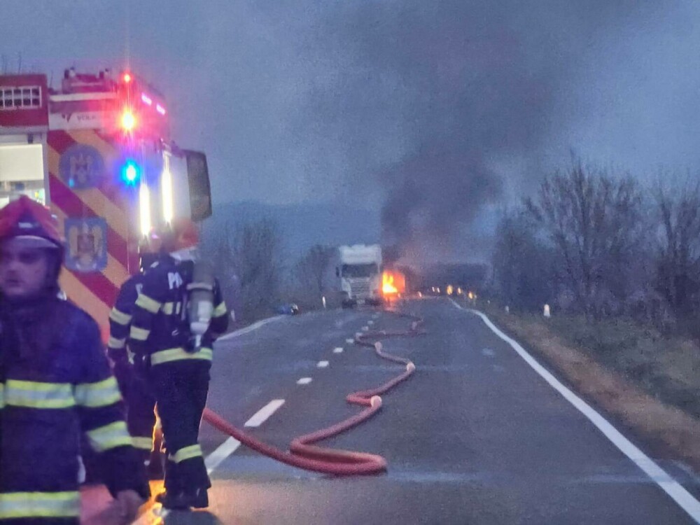 O cisternă cu GPL a luat foc după ce a fost implicată într-un accident cu o altă cisternă și un autoturism, în Dâmbovița - Imaginea 3