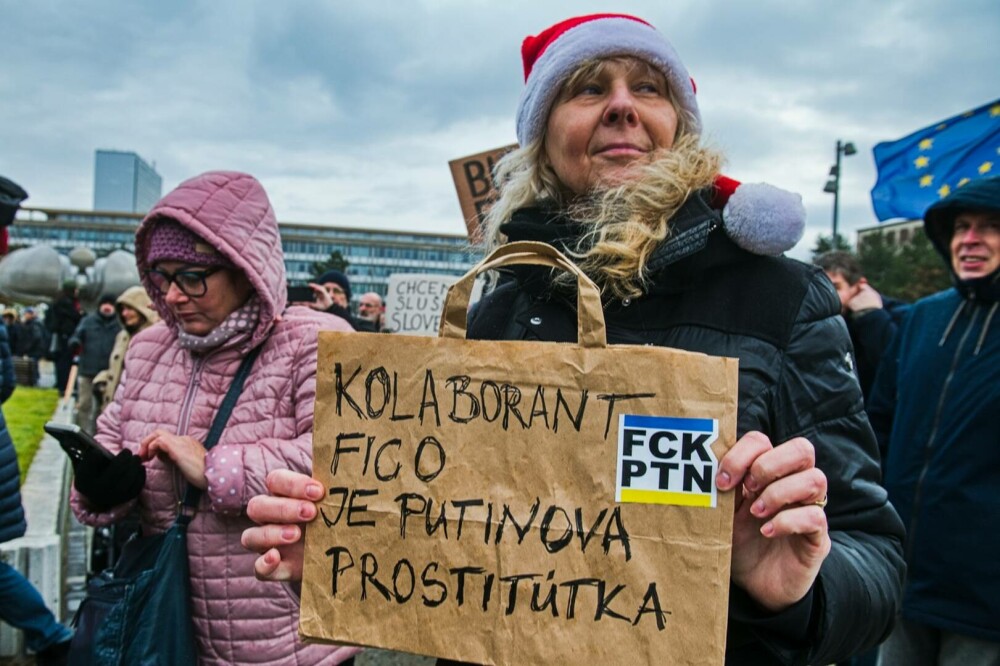 „Miroase a trădare”. Proteste în Slovacia, după ce premierul Fico s-a întâlnit cu Putin la Moscova. FOTO & VIDEO - Imaginea 1