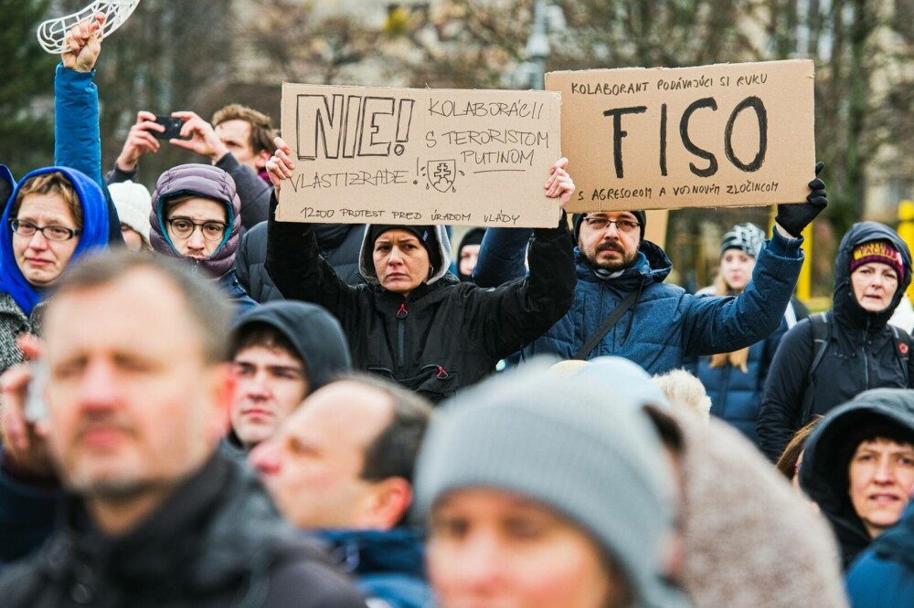 „Miroase a trădare”. Proteste în Slovacia, după ce premierul Fico s-a întâlnit cu Putin la Moscova. FOTO & VIDEO - Imaginea 2