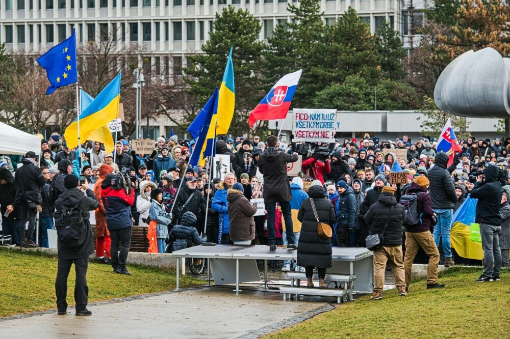 „Miroase a trădare”. Proteste în Slovacia, după ce premierul Fico s-a întâlnit cu Putin la Moscova. FOTO & VIDEO - Imaginea 3