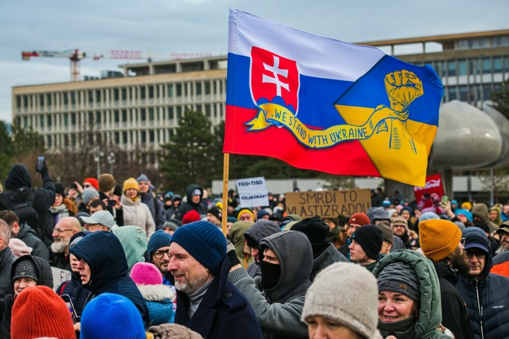 „Miroase a trădare”. Proteste în Slovacia, după ce premierul Fico s-a întâlnit cu Putin la Moscova. FOTO & VIDEO - Imaginea 4