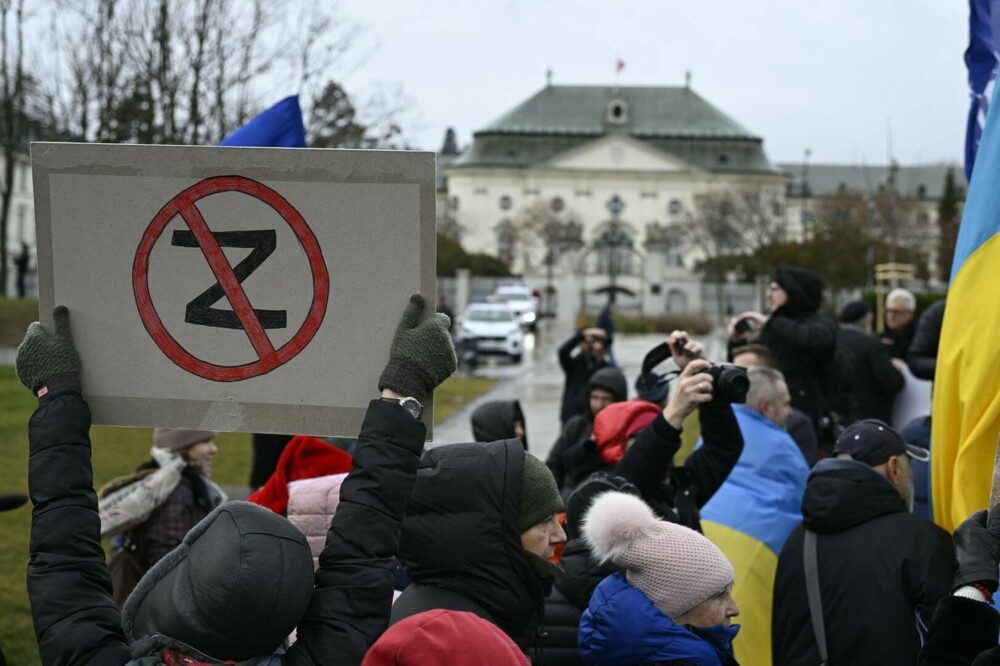 „Miroase a trădare”. Proteste în Slovacia, după ce premierul Fico s-a întâlnit cu Putin la Moscova. FOTO & VIDEO - Imaginea 5