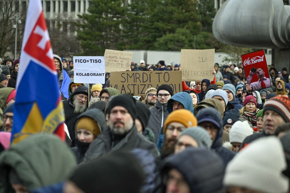 „Miroase a trădare”. Proteste în Slovacia, după ce premierul Fico s-a întâlnit cu Putin la Moscova. FOTO & VIDEO - Imaginea 6