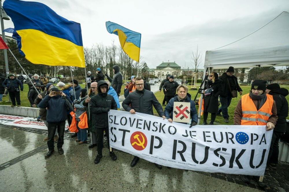 „Miroase a trădare”. Proteste în Slovacia, după ce premierul Fico s-a întâlnit cu Putin la Moscova. FOTO & VIDEO - Imaginea 8