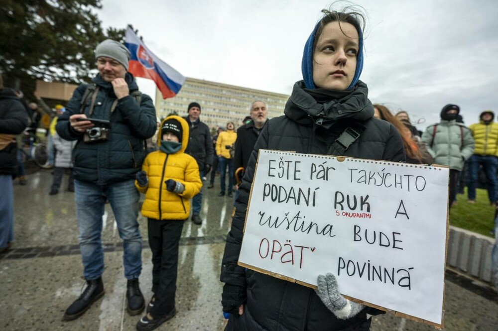 „Miroase a trădare”. Proteste în Slovacia, după ce premierul Fico s-a întâlnit cu Putin la Moscova. FOTO & VIDEO - Imaginea 9