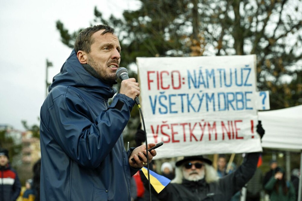 „Miroase a trădare”. Proteste în Slovacia, după ce premierul Fico s-a întâlnit cu Putin la Moscova. FOTO & VIDEO - Imaginea 10