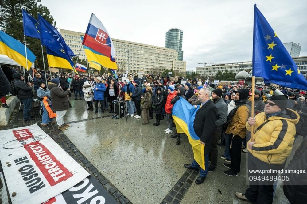 „Miroase a trădare”. Proteste în Slovacia, după ce premierul Fico s-a întâlnit cu Putin la Moscova. FOTO & VIDEO - Imaginea 11