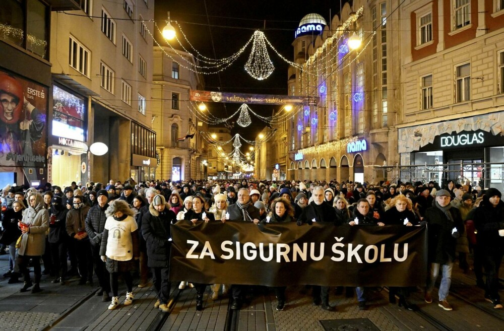 Mii de persoane au manifestat în Croaţia pentru mai multă siguranţă după un atac cu cuţitul într-o şcoală din Zagreb. VIDEO - Imaginea 3