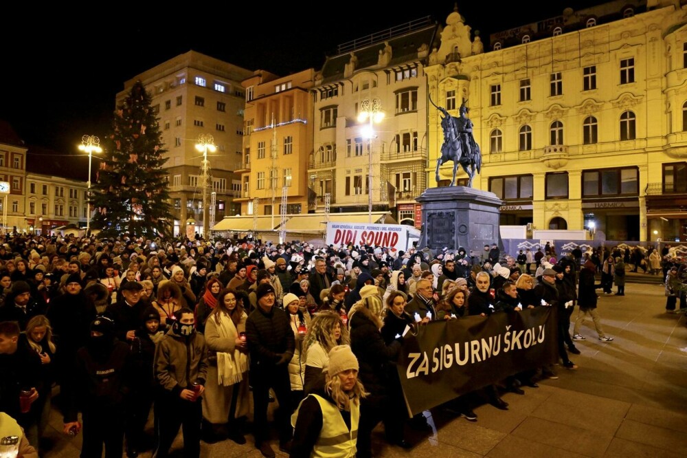 Mii de persoane au manifestat în Croaţia pentru mai multă siguranţă după un atac cu cuţitul într-o şcoală din Zagreb. VIDEO - Imaginea 9