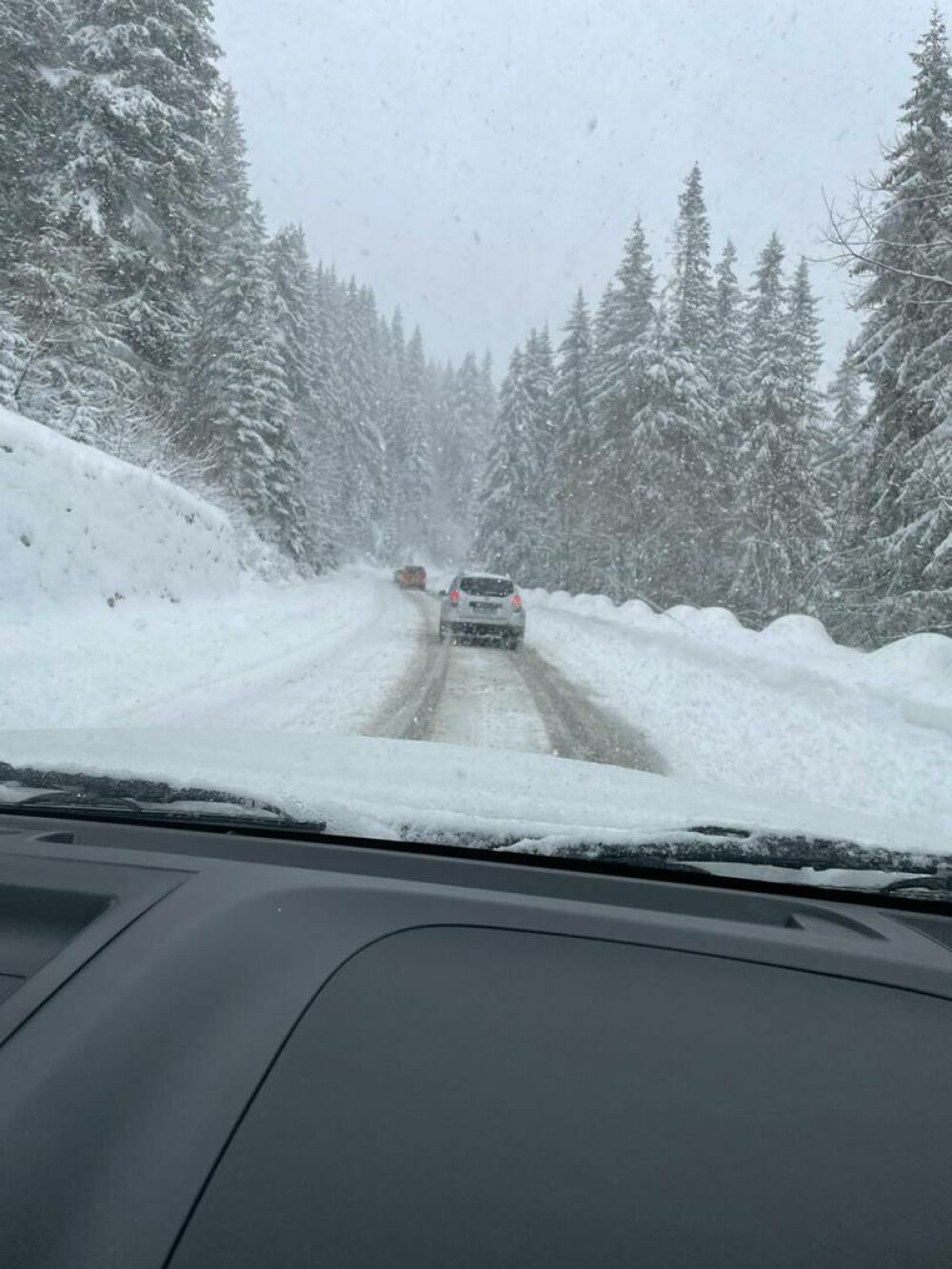 Patru maşini, în care se aflau 12 persoane, inclusiv copii, au rămas blocate în zăpadă când plecau de la pârtia Transalpina - Imaginea 1