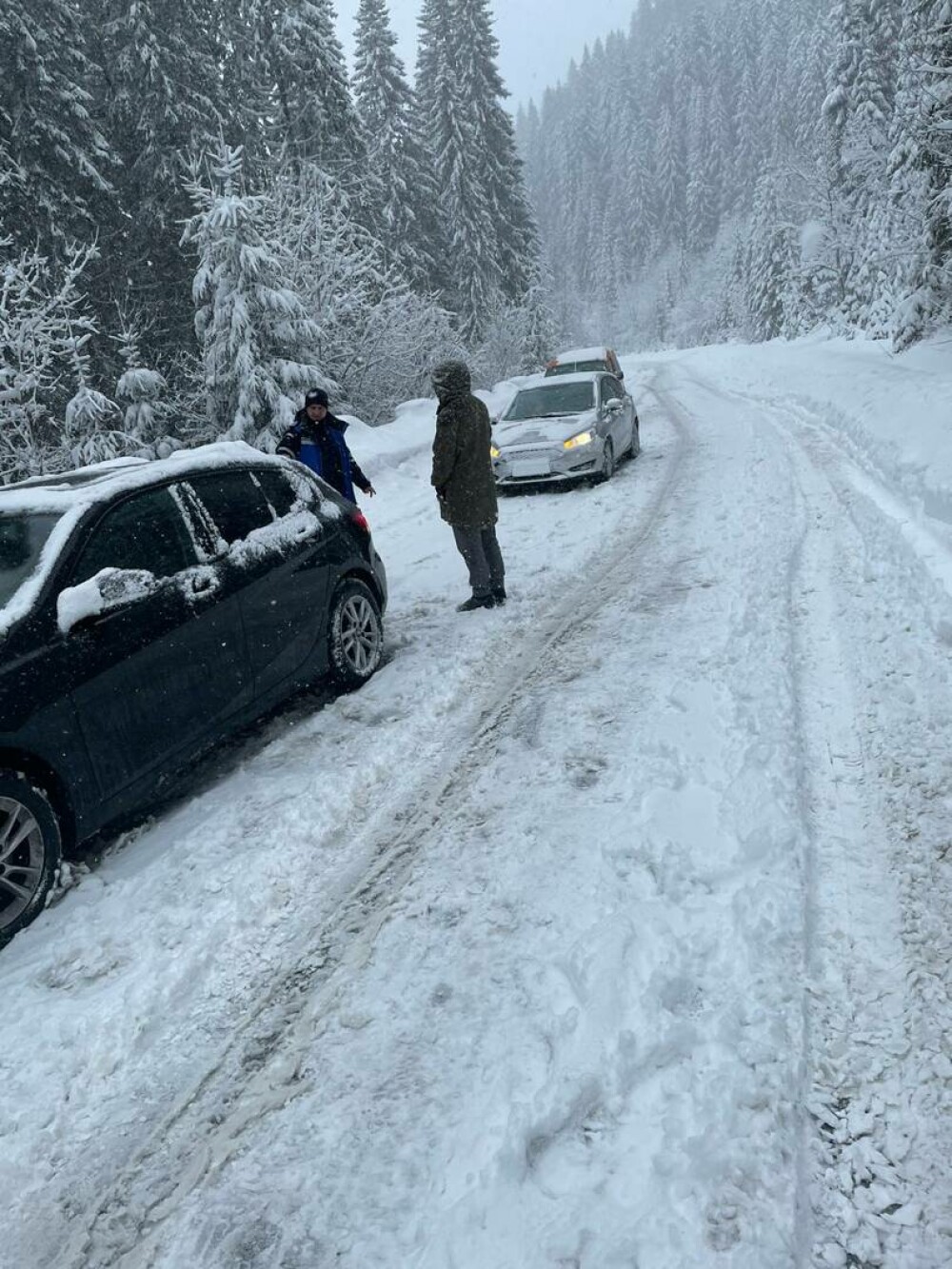 Patru maşini, în care se aflau 12 persoane, inclusiv copii, au rămas blocate în zăpadă când plecau de la pârtia Transalpina - Imaginea 2