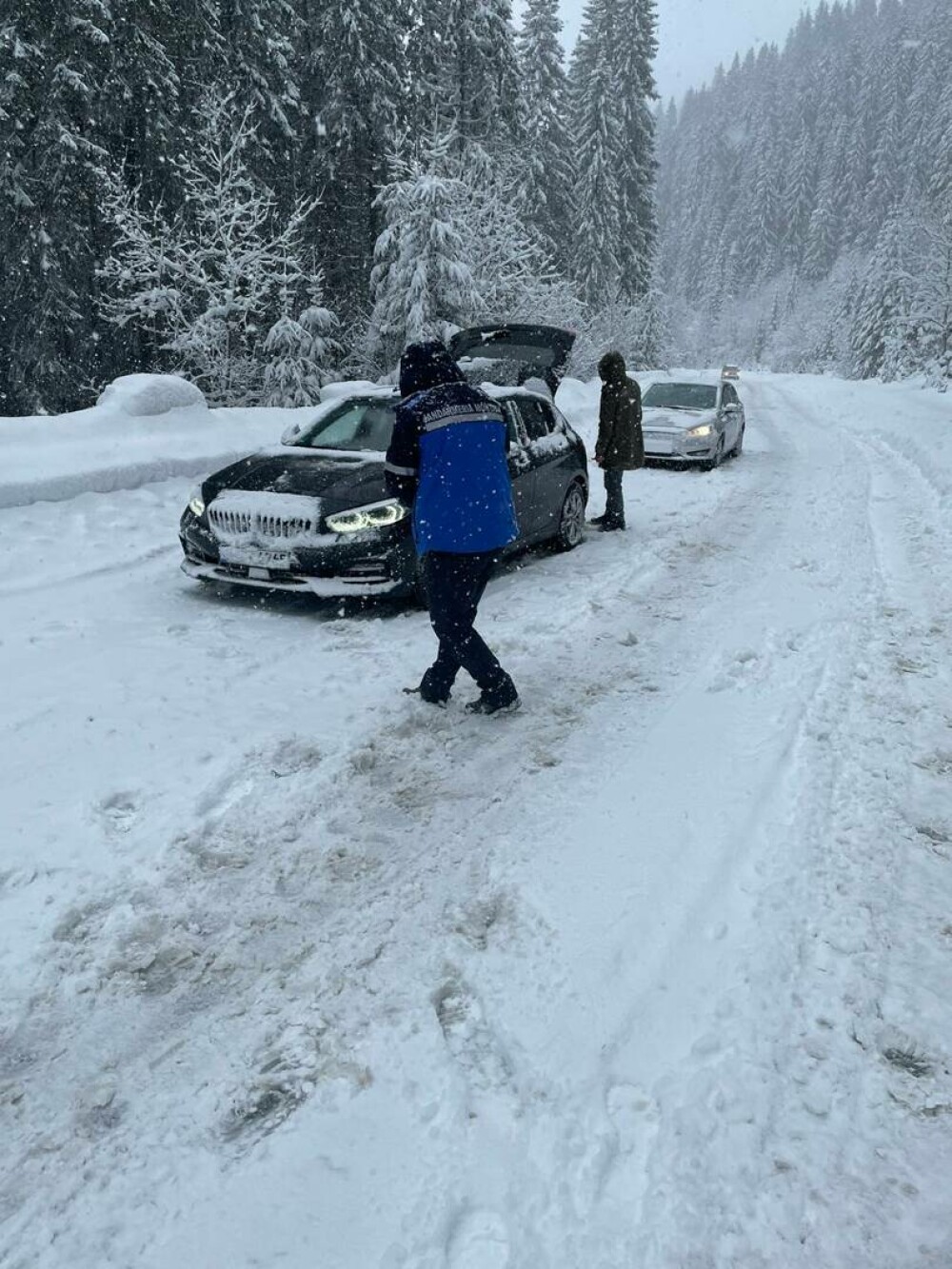 Patru maşini, în care se aflau 12 persoane, inclusiv copii, au rămas blocate în zăpadă când plecau de la pârtia Transalpina - Imaginea 5