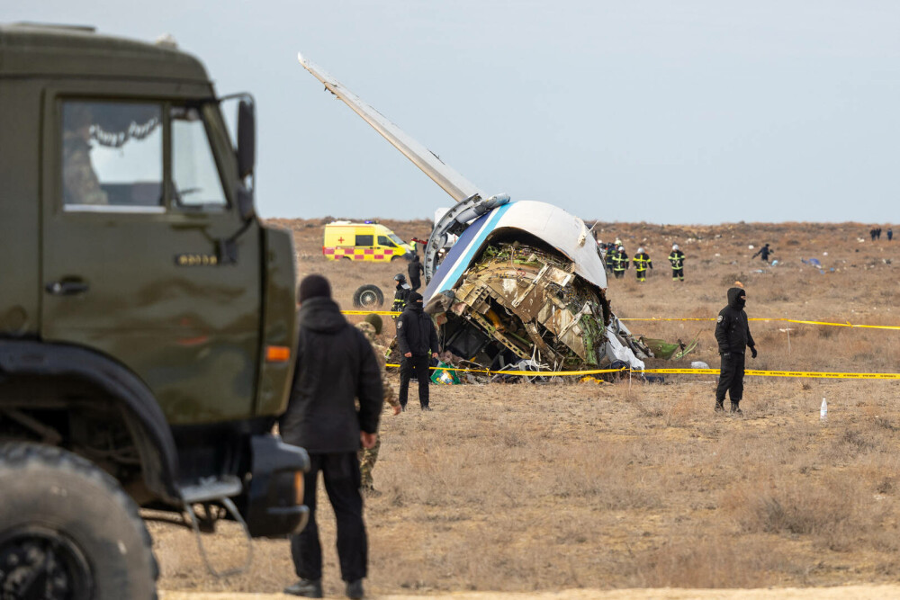 Un avion 67 de persoane la bord s-a prăbușit în Kazahstan. 38 de pasageri au murit | Video - Imaginea 3