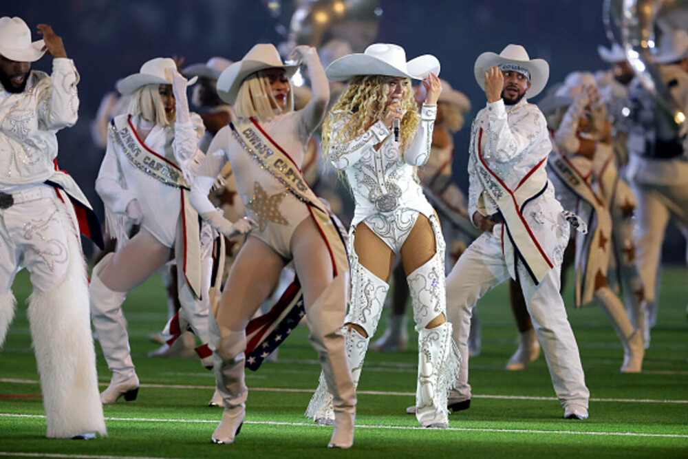 Beyoncé a revenit pe scenă. Spectacol impresionant pentru un meci de fotbal american. GALERIE FOTO & VIDEO - Imaginea 2