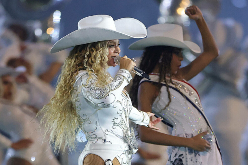 Beyoncé a revenit pe scenă. Spectacol impresionant pentru un meci de fotbal american. GALERIE FOTO & VIDEO - Imaginea 4