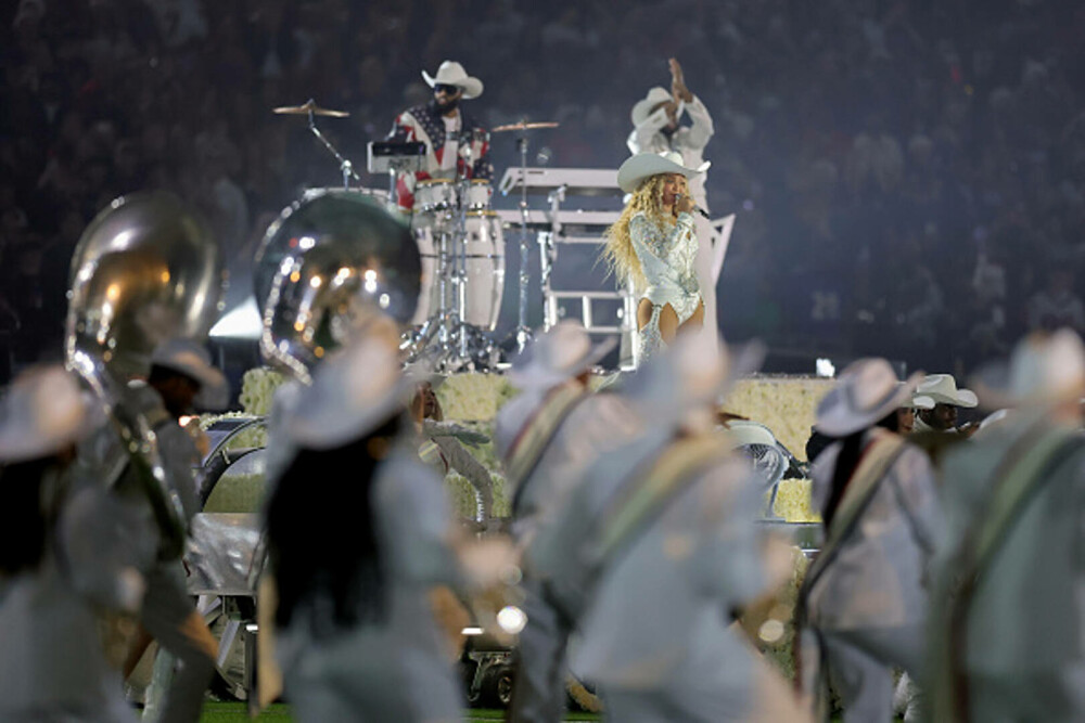 Beyoncé a revenit pe scenă. Spectacol impresionant pentru un meci de fotbal american. GALERIE FOTO & VIDEO - Imaginea 5