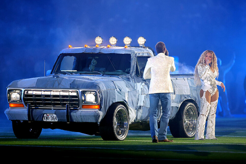 Beyoncé a revenit pe scenă. Spectacol impresionant pentru un meci de fotbal american. GALERIE FOTO & VIDEO - Imaginea 6